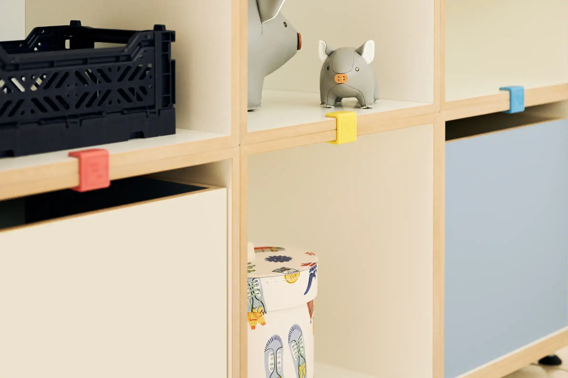 Kinderzimmer, Kinderregale, bunte Kunststoffklammer, Einschub, modular, modulares Regalsystem, 3x2, 70