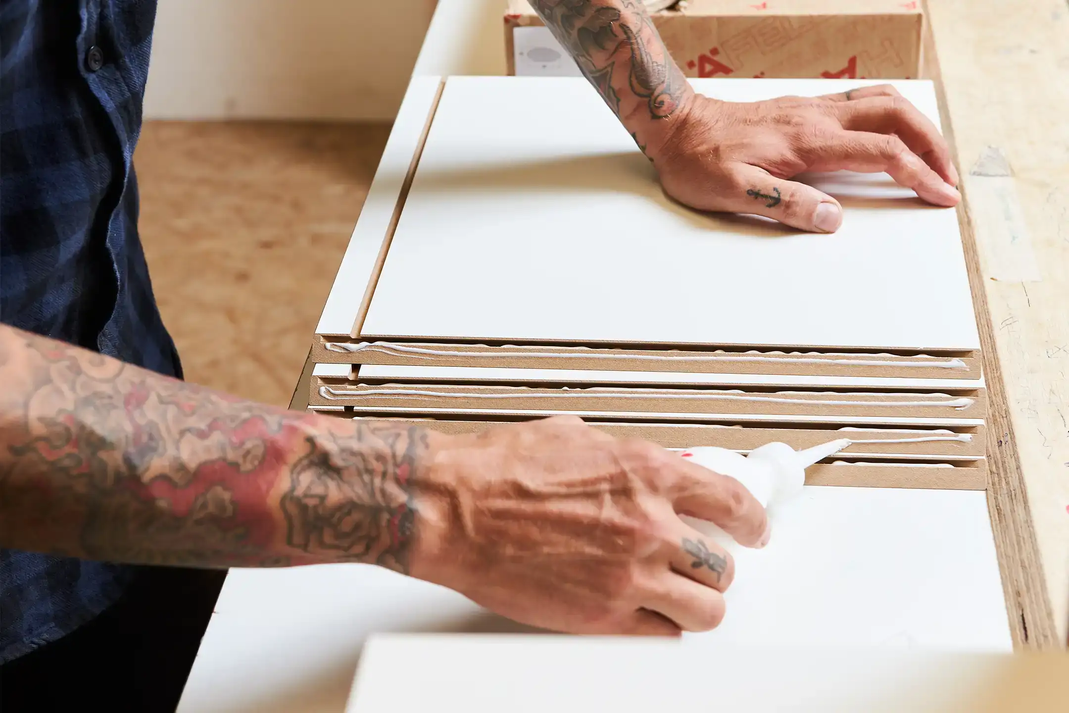 Werkstatt, Produktion, Handarbeit, Nachhaltigkeit, Fair, Prozess, Verleimen, Hände, Tattoo, 3x2, 50