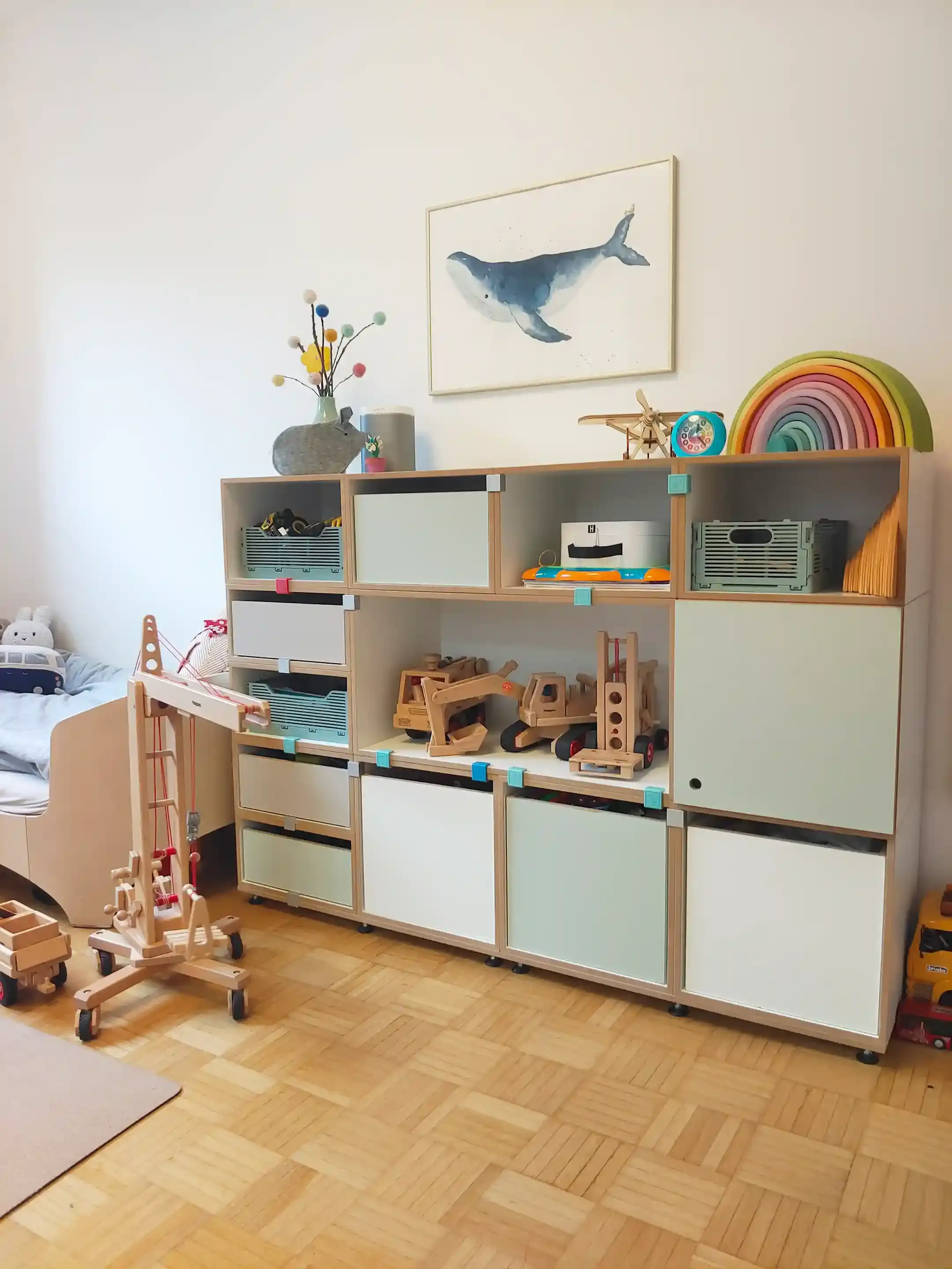 Kinderregal mit bunten Kunststoffklammer Kinderzimmer, Kinderregal, bunt, Kunststoffklammer, Tür, Einschub, Pistaziengrün, Kaschmirgrau, 3x4, 20