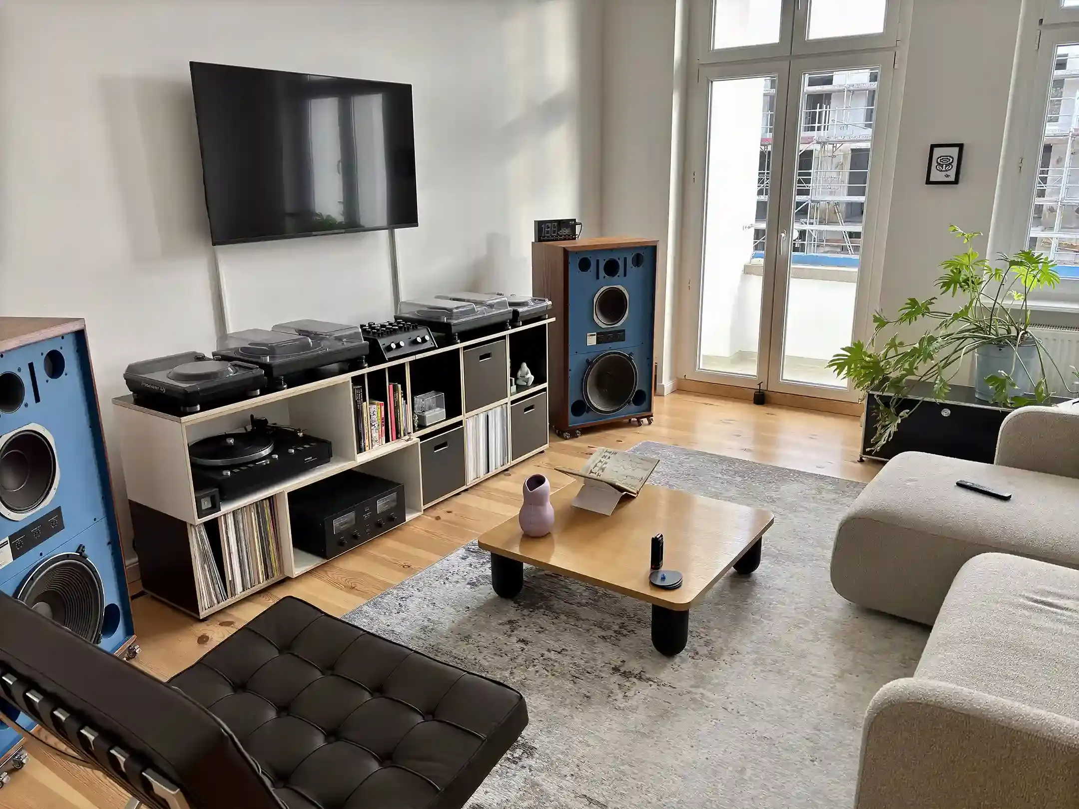 Schwarz-weißes HiFi-Regal Kundenbilder, Schallplattenregale, Wohnzimmer, schwarz-weiß, Black Edition, Abdeckplatte, HiFi-Modul, 4x3, 10