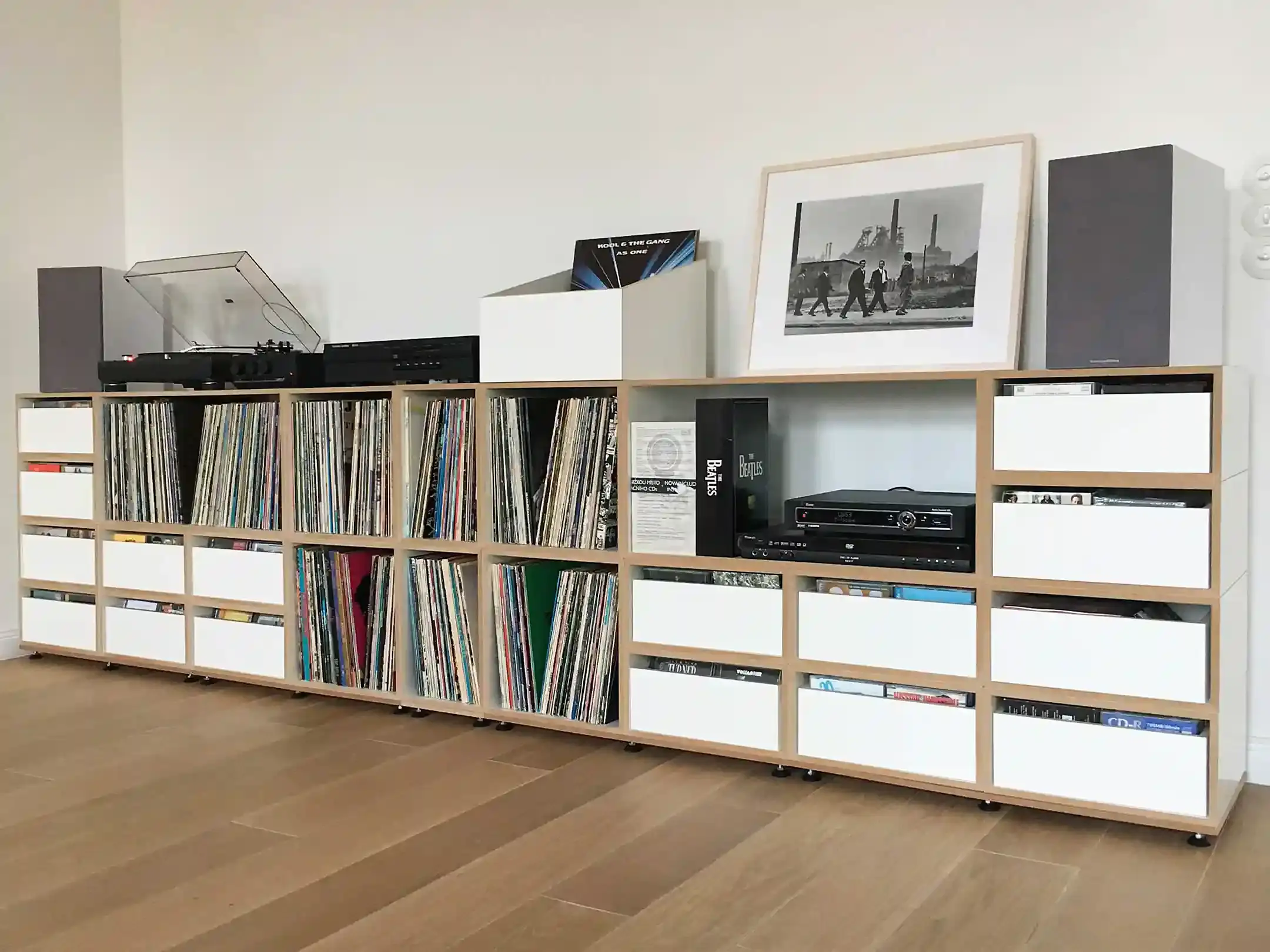 20161030, hemmati, A, hifi-lp-regal-weiss-einschuebe-perspektive, 4x3-20