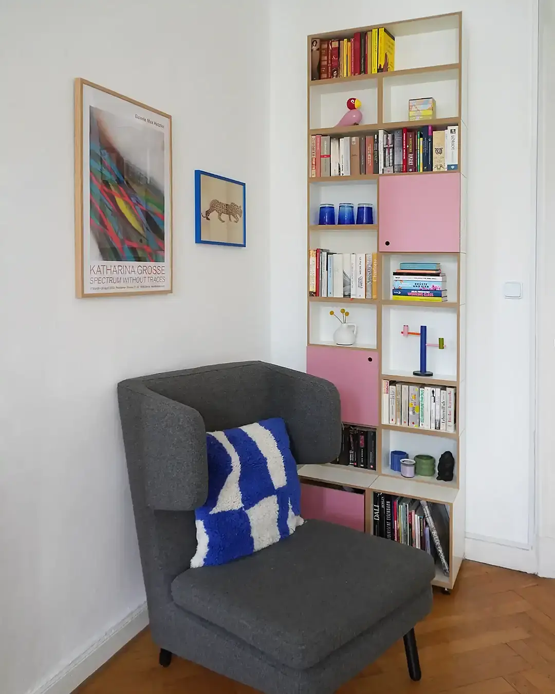 Hohes Bücherregal in Flamingopink Kundenbilder, Bücherregale, Wohnzimmerregale, Hohes Bücherregal in Flamingopink, halbe Tiefe, 4x5, 1080, 60