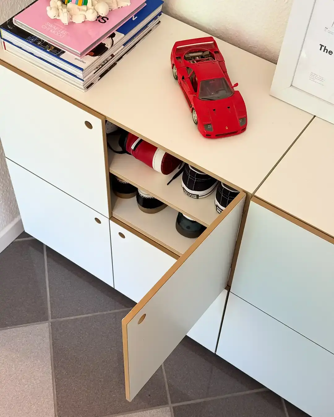 Flurregal mit Türen Koop, Damon, Flurregale, 1:1 Modul, Tür, Weiß, Halbschuhe, Turnschuhe, Converse, Ferrari, 4x5, 1080, 40