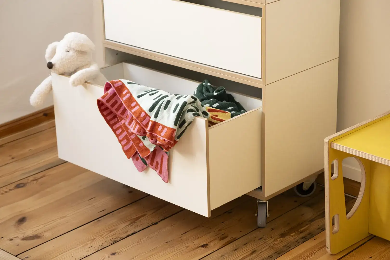 2:1 Modul mit Schubladen Kommoden, Weiße Kommode auf Rollen, 2:1 Modul mit Schubladen, Decke, Kuscheltier, Spielzeug, Kinder, 3-in-1 Hocker, 3x2, 80