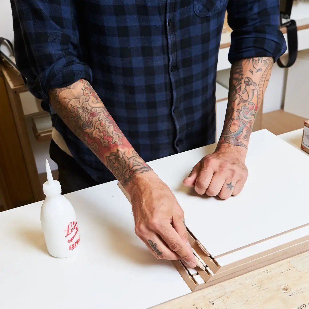 Made in Berlin Werkstatt, Produktion, Fair, Prozess, Schritt 2, Verleimen, Hände, Tattoo, Blau