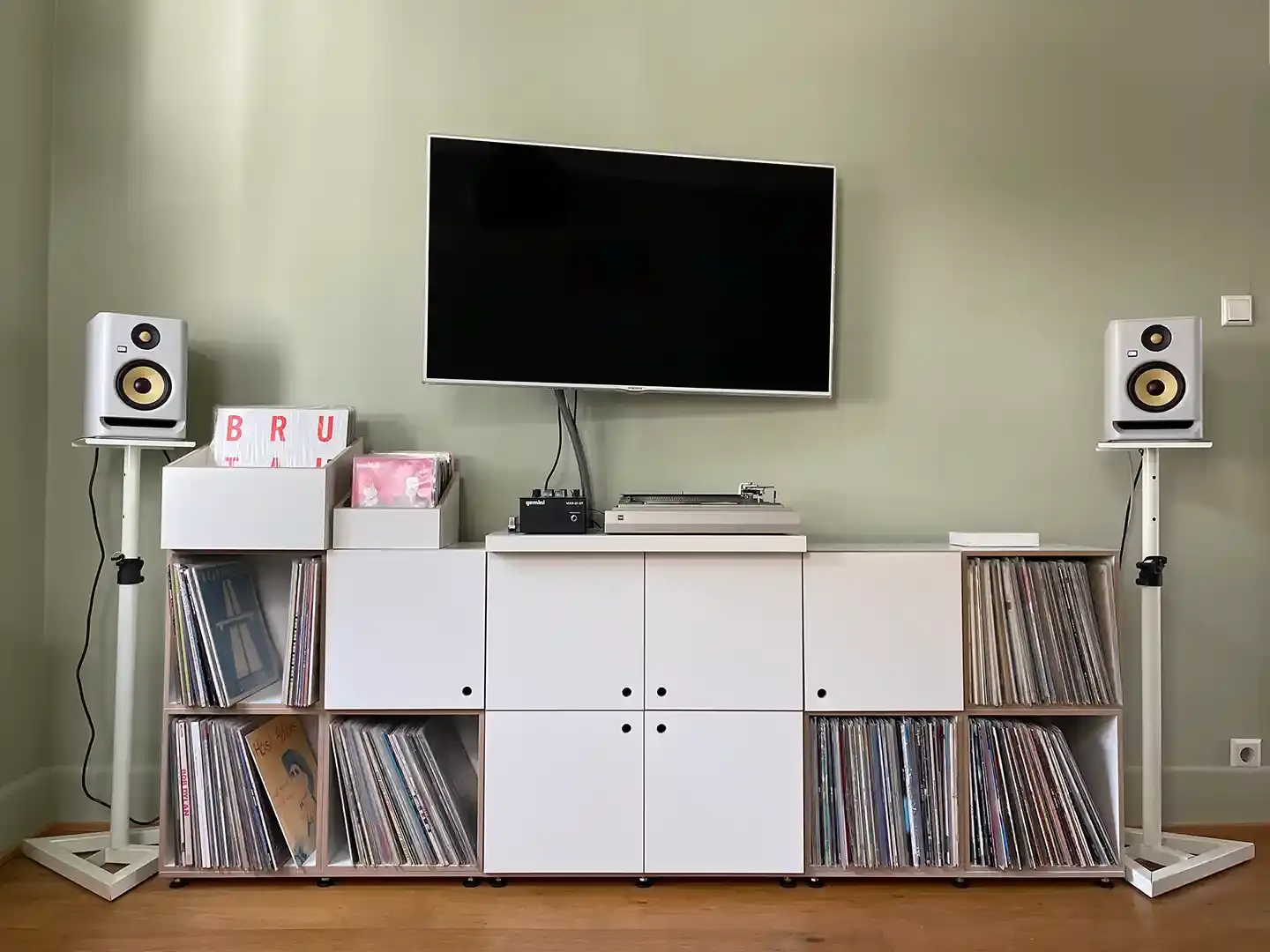 20230509, Martin, Haak-4x3-30, furniture interior room home house modern home theater floor wood theater foreground-apricot_lighter