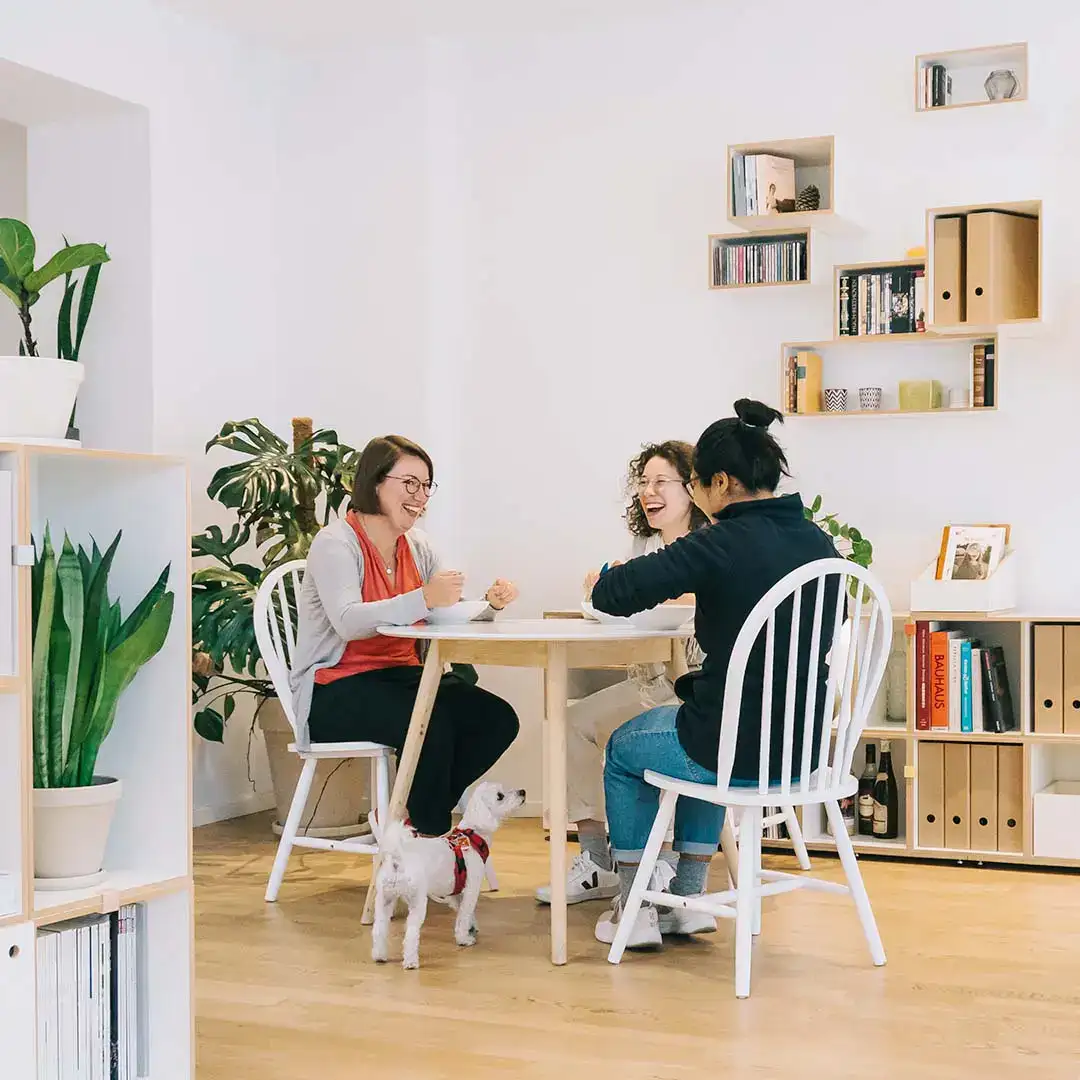 Frauenanteil Gleichberechtigung, Mitarbeiterinnen, Showroom, Hund, 70