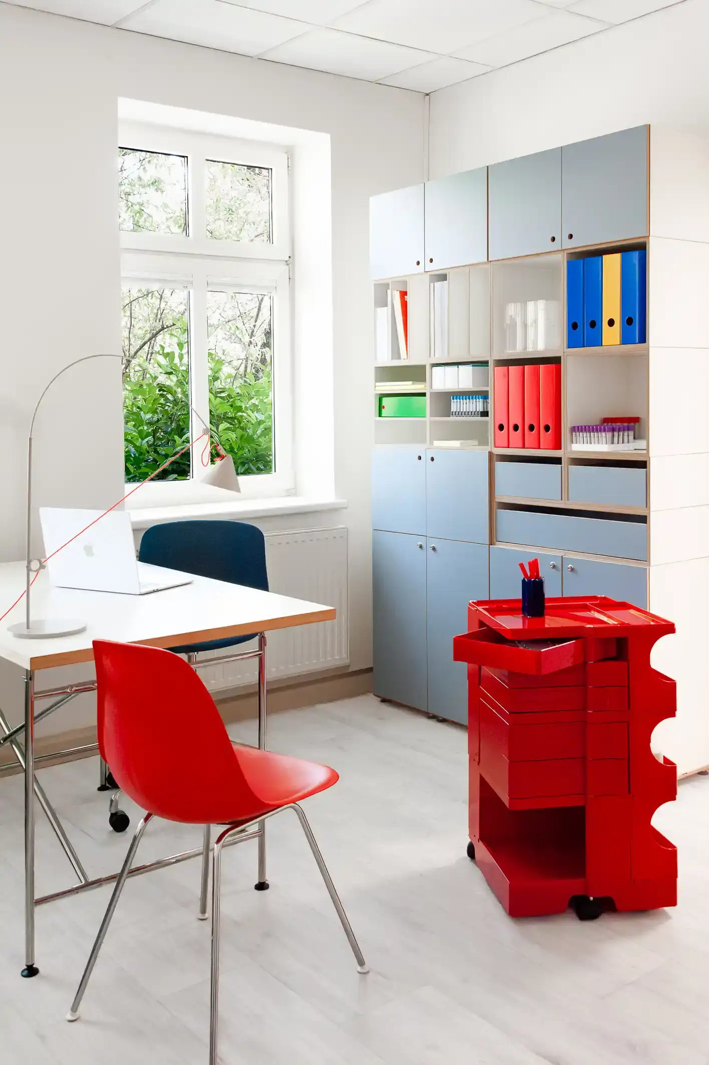 Büro Jutro: Stauraum in einer Ordination für Allgemeinmedizin DSC, 7330, 2128px-40