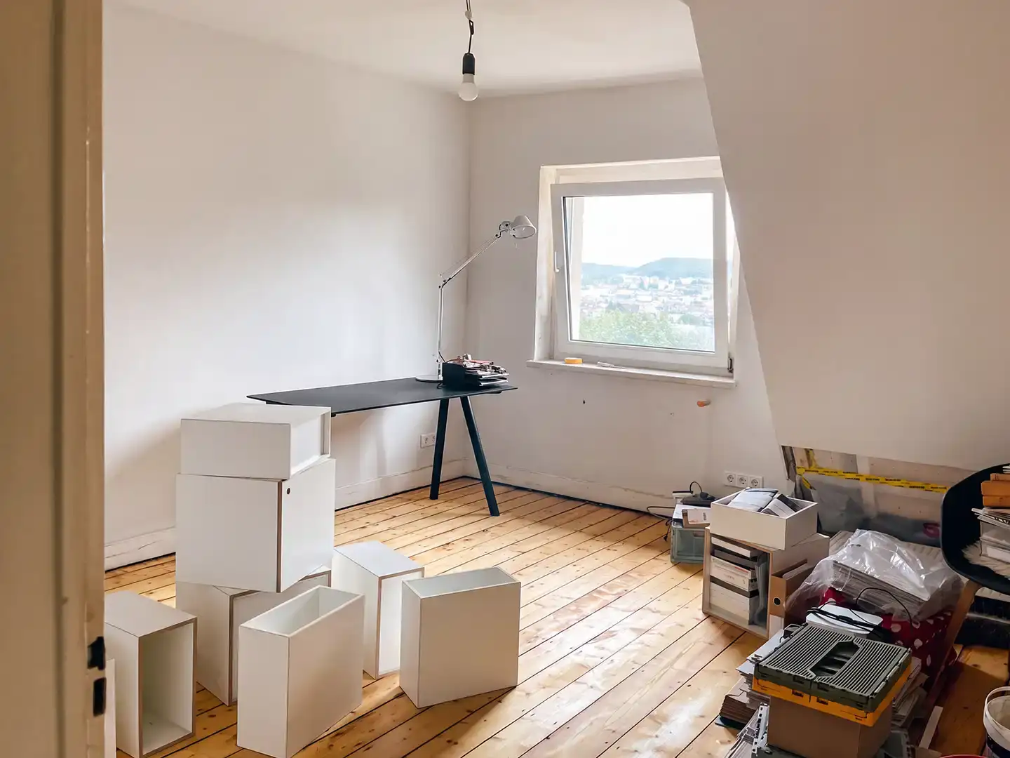 20260402, Umzugsthema, @ann.terior, 01-50, room interior furniture house home bedroom lamp floor table apartment