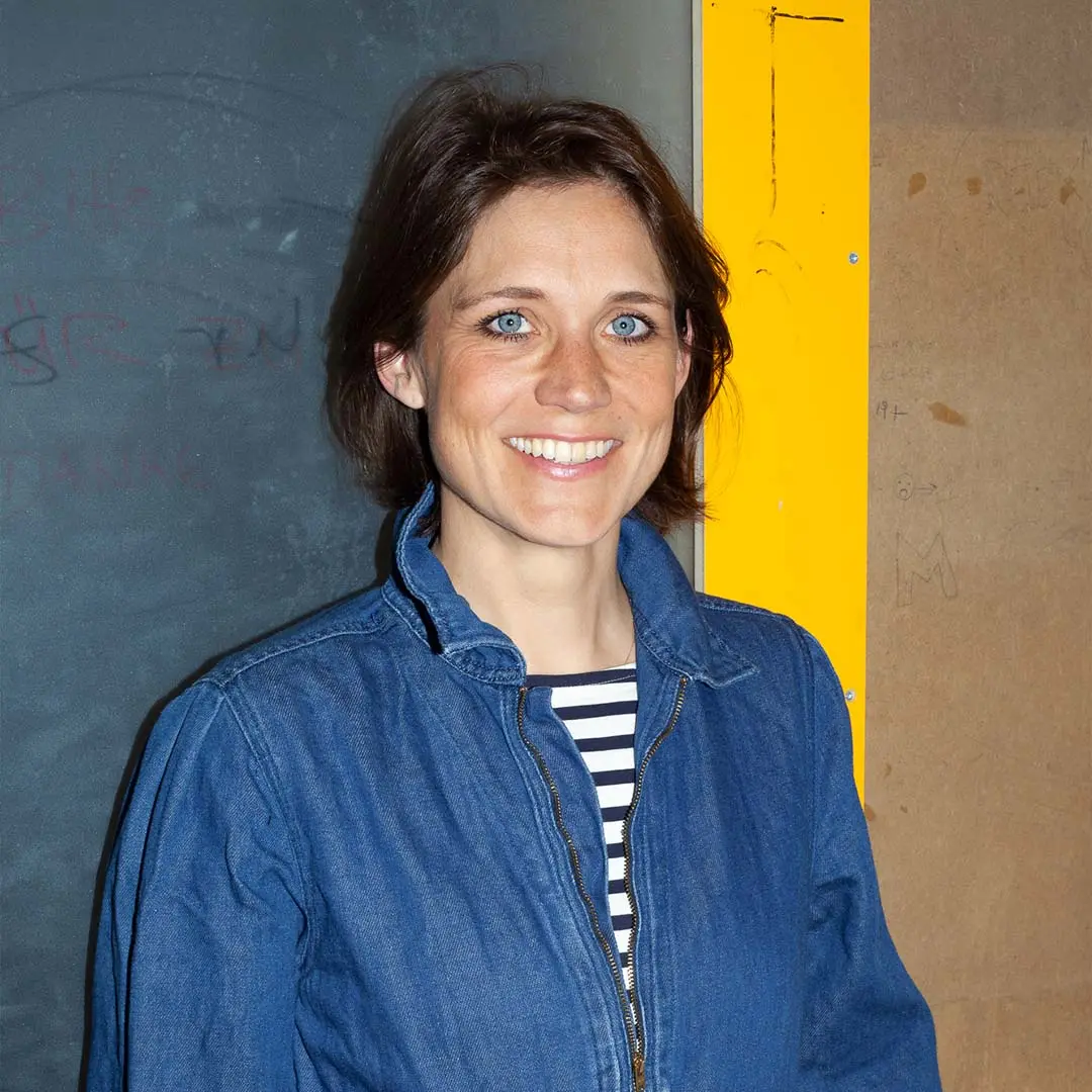 Julia Haneke Über stocubo, Über uns, Julia Haneke, Porträt, Geschäftsführerin, Werkstatt, blau, gelb