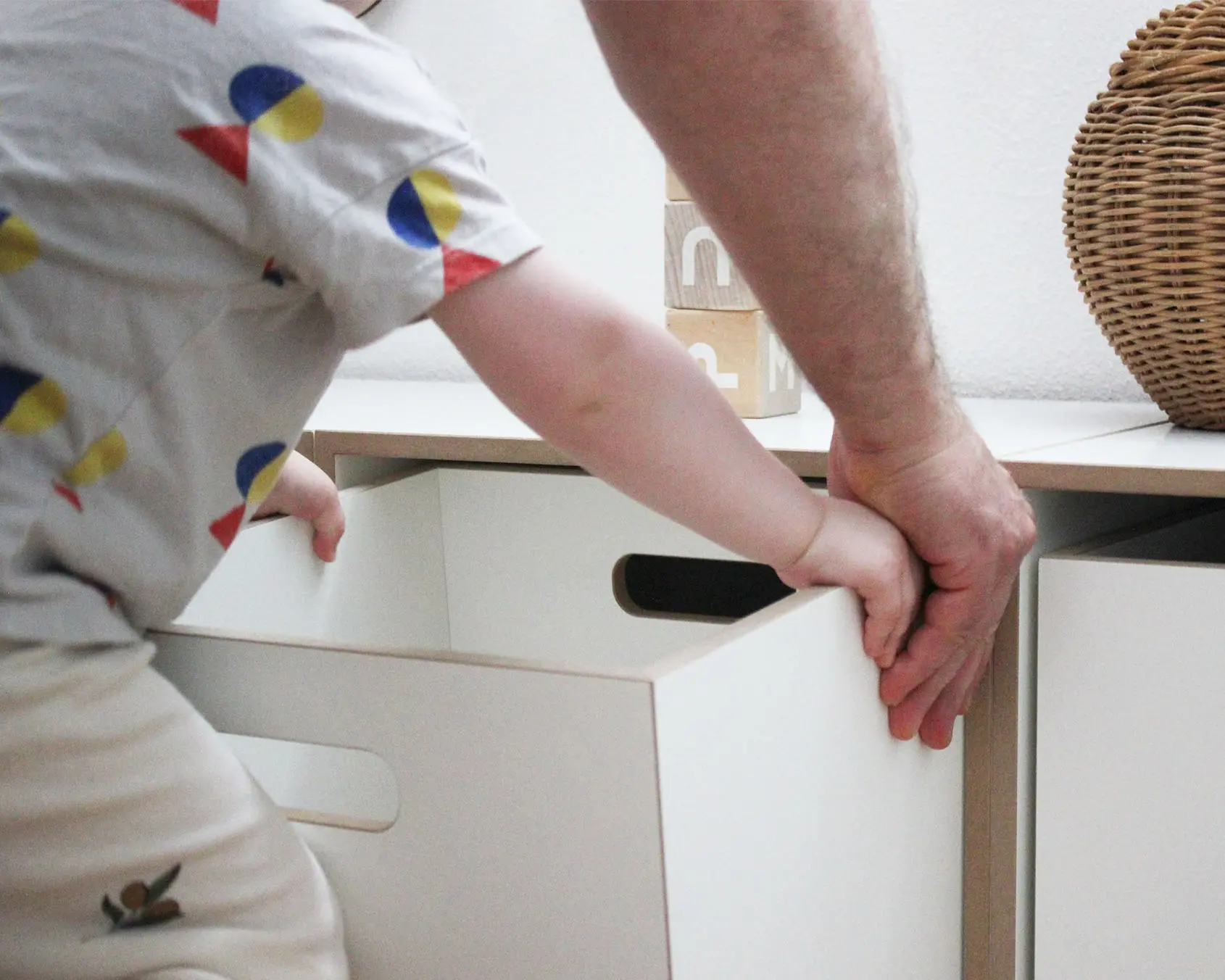 Ein Lebenslanger Begleiter Nachhaltigkeit, Strategie, Leben lang, Hände, Kinder, Erwachsene, 1:1 Einschub