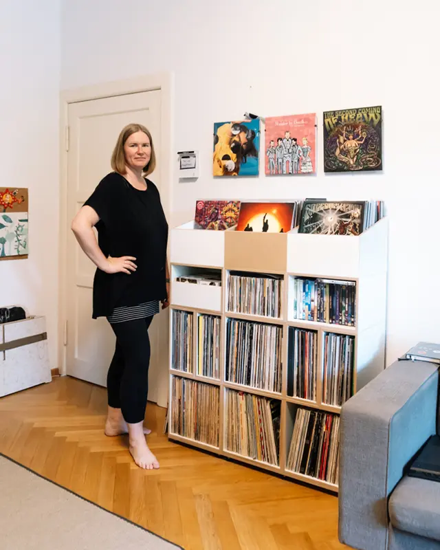 Hohes Schallplattenregal über uns, stocubos, Anja, Schallplattenregal, LP-Box
