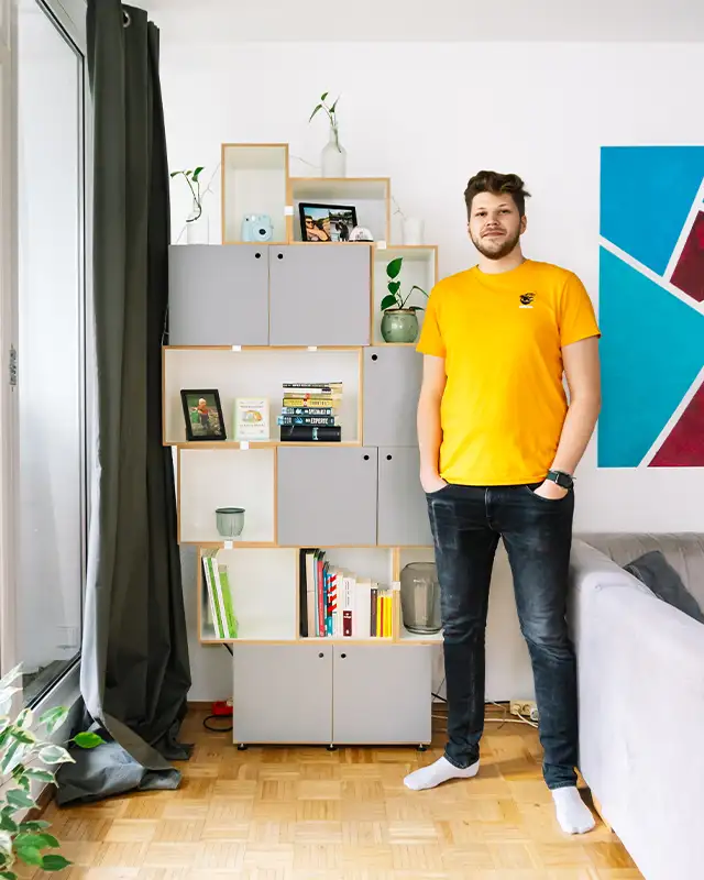 über uns, stocubos, Wohnzimmerregal, staubgrau