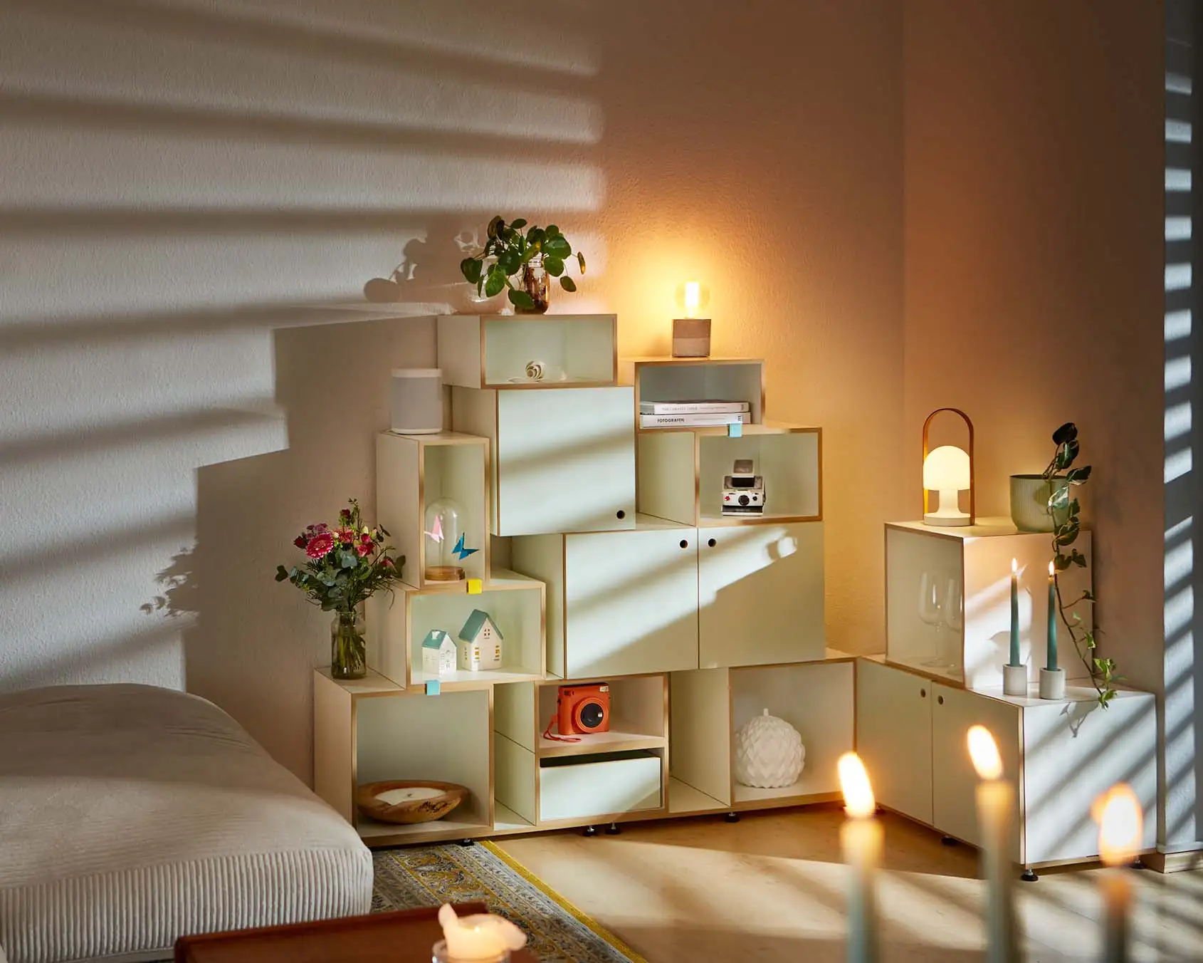 geteiltes Wohnzimmerregal Koop, Rabea Strauch, Wohnzimmerregale, Licht