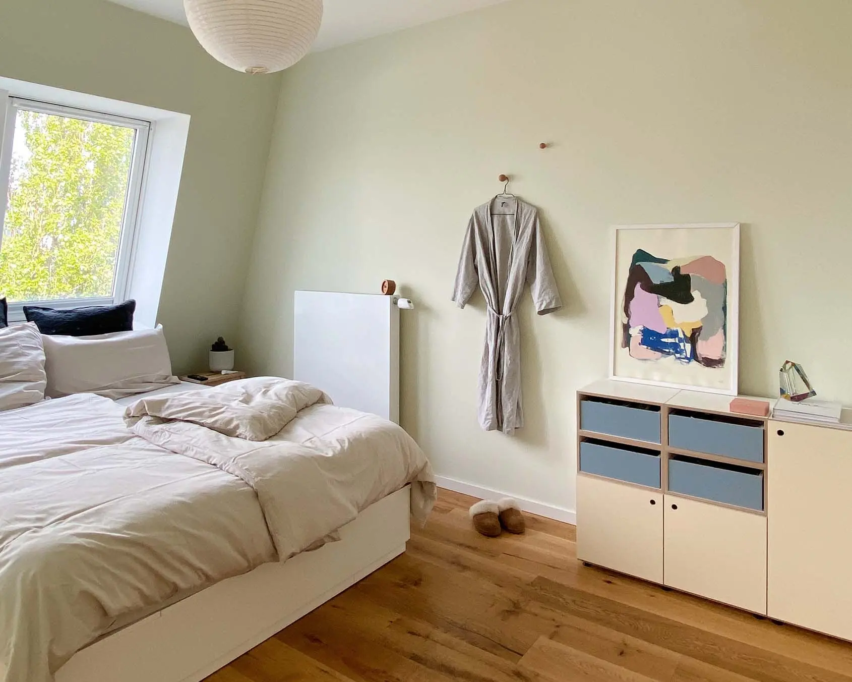 Schlafzimmer-Kommode bunt Koop, Kristina Ahoi, Schlafzimmer, Schlafzimmerregale, denimblau, vanillegelb, 2:1 hochkant mit Tür