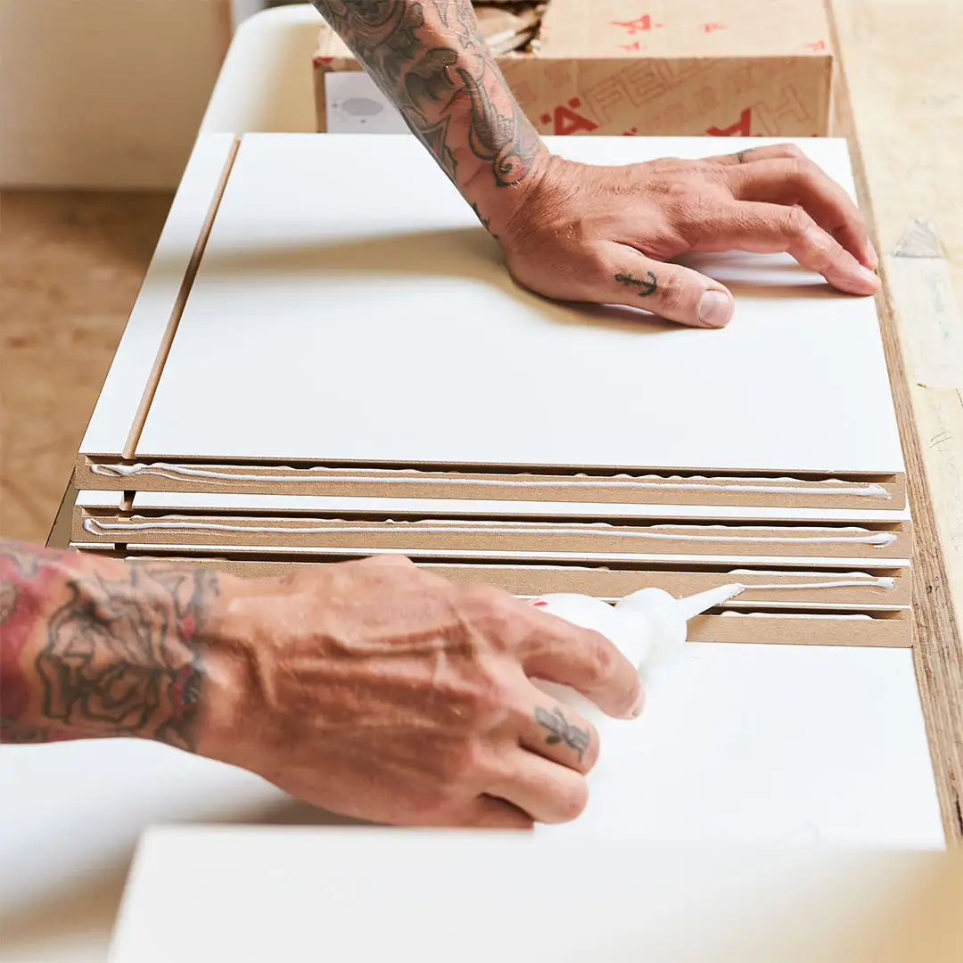 Presse, Werkstatt, Produktion, Handarbeit, Nachhaltigkeit, Fair, Prozess, Verleimen, Hände, Tattoo