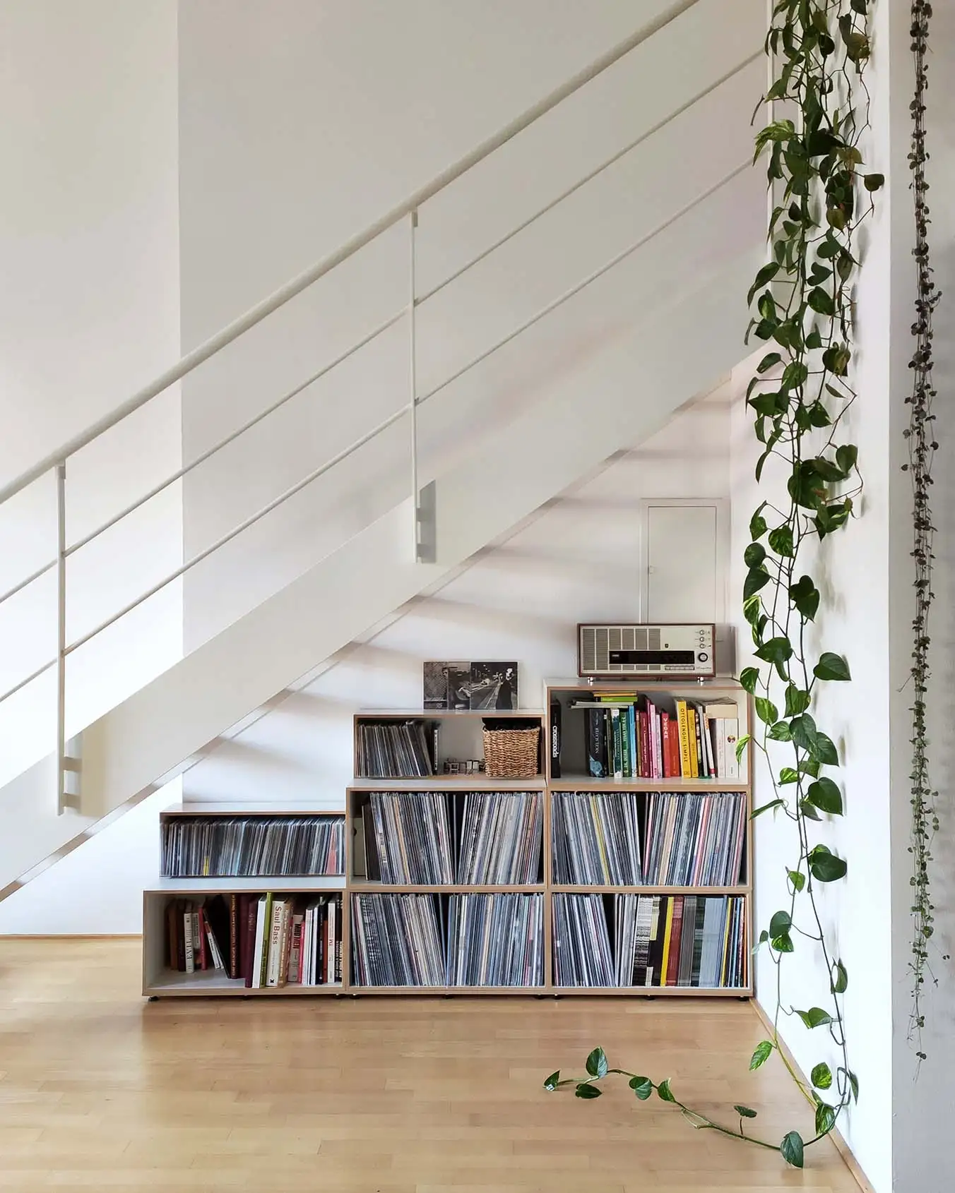 Koop, Kati, doppeltund3fach, Dachschräge, Schallplattenregal unter der Treppe