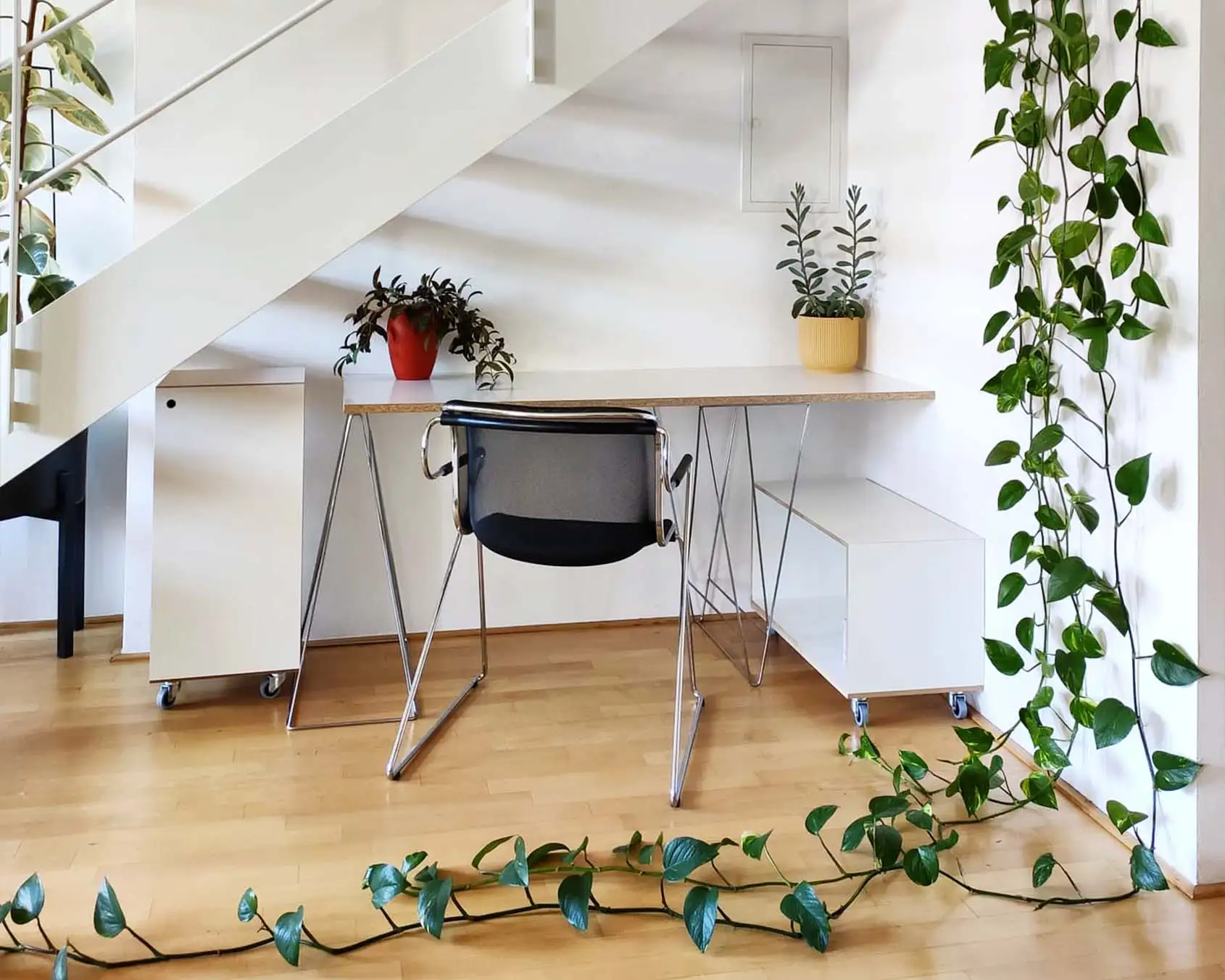 Home-Office unter der Treppe Koop, Blog, stocubo x doppeltund3fach, Kati, Home-Office unter der Treppen, Schreibtischplatte, Rollcontainer