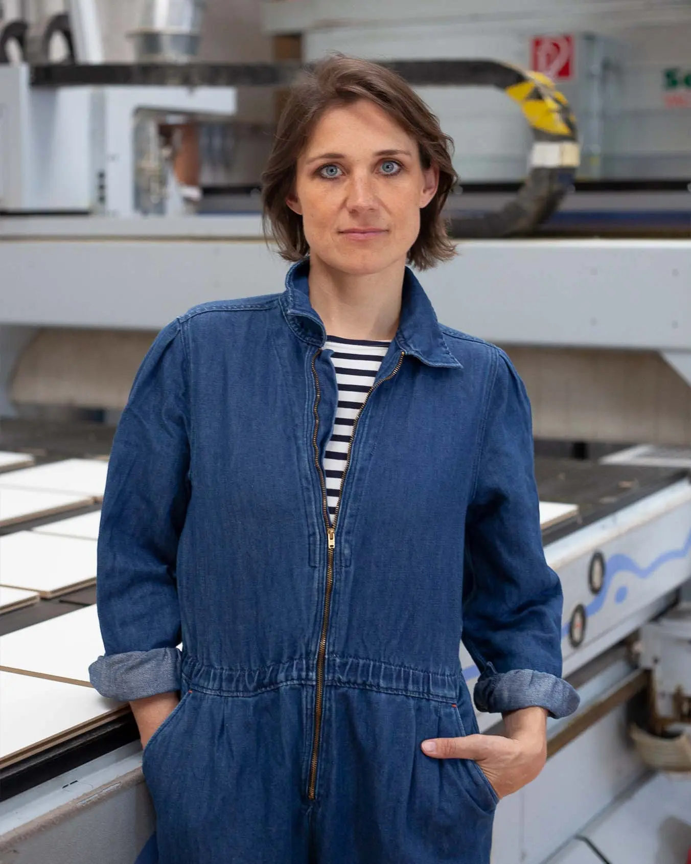 Julia Haneke Porträt, Julia Haneke, Geschäftsführerin, Werkstatt, blau