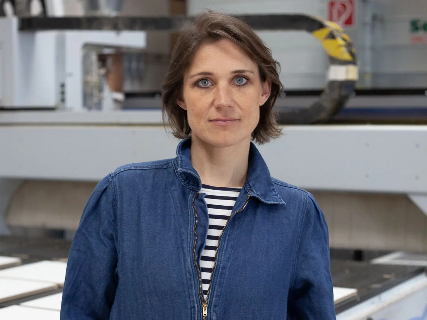 Blog, Hauptbild, Porträt, Julia Haneke, Geschäftsführerin, Werkstatt, blau, 4by3