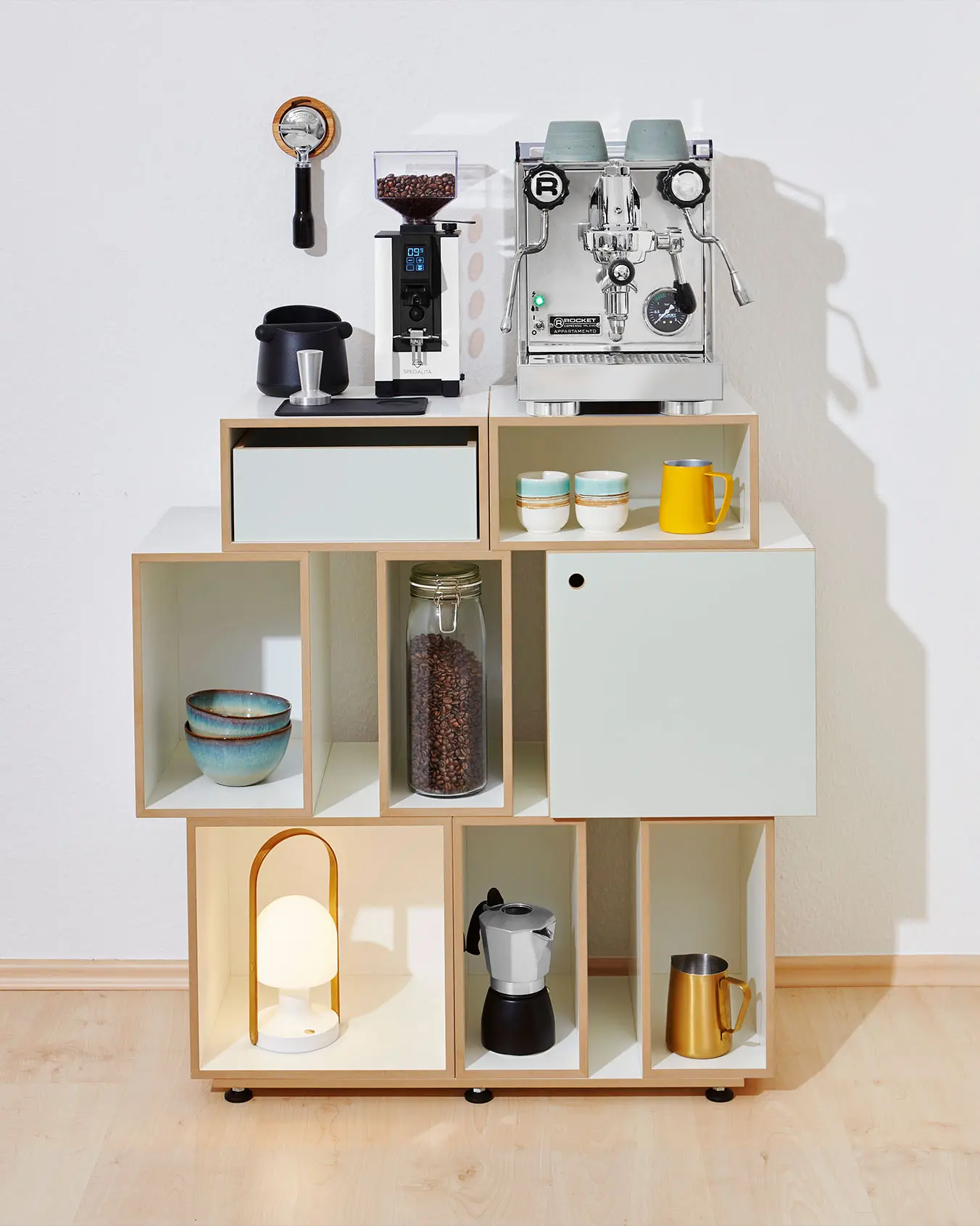 Kaffee-Ecke Koop, Würfelregale, Küche, Kaffee Ecke, Rabea Strauch, 1:2 Modul, 1:2 Einschub, 2:3 Modul, Tür, Pistaziengrün