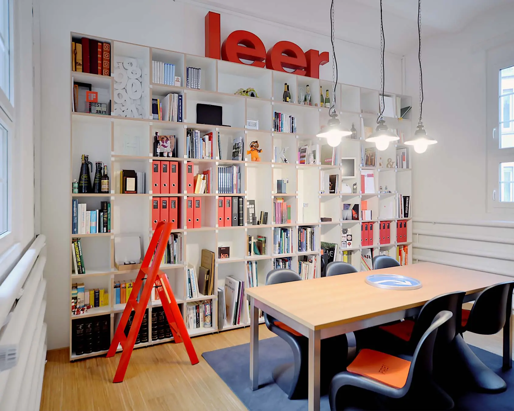 Kundenbilder, Geschäftskunden, B2B, Büroregale, rot, leer