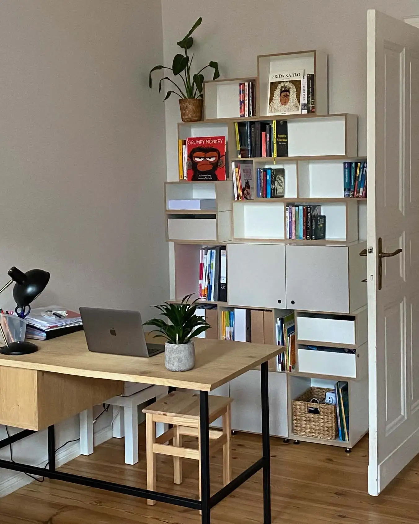 Schmales Home Office Regal Kundenbilder, Home-Office, vertikales Regal, 1:2 Modul, Kaschmirgrau