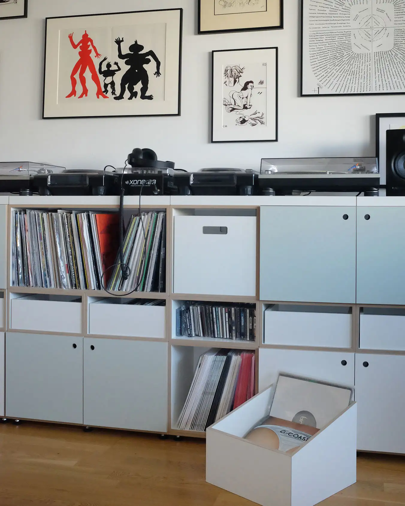 Koop, Schallplattenregale, LP-Box, Einschub, Dj Gigola, Turntables, eingerahmte Bilder, Pistazien