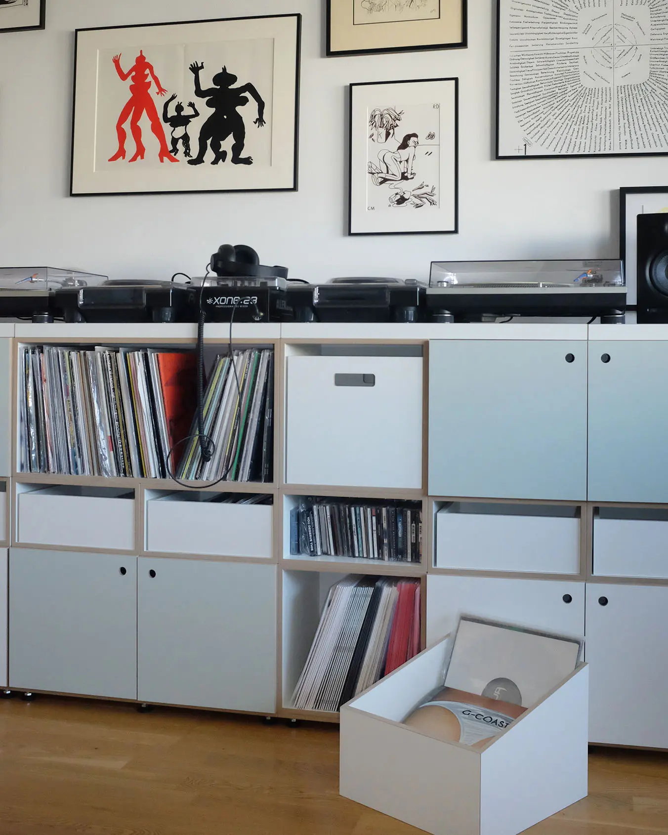 Koop, Schallplattenregale, LP-Box, Einschub, Dj Gigola, Turntables, eingerahmte Bilder, Pistazien