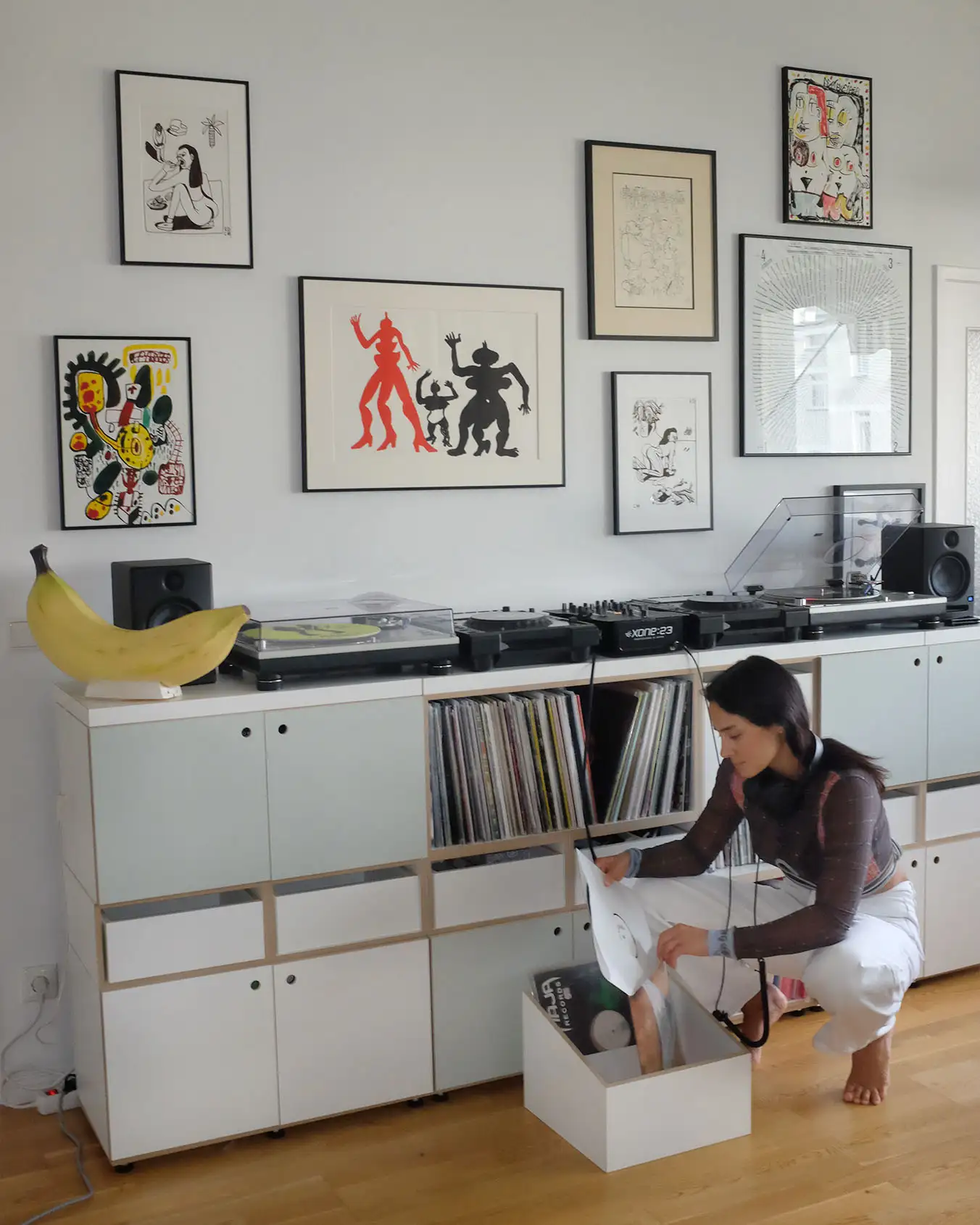 DJ Gigola vor ihrem stocubo Plattenregal Koop, Schallplattenregale, LP-Box, Einschub, DJ Gigola, Turntables, eingerahmte Bilder, Pistazien