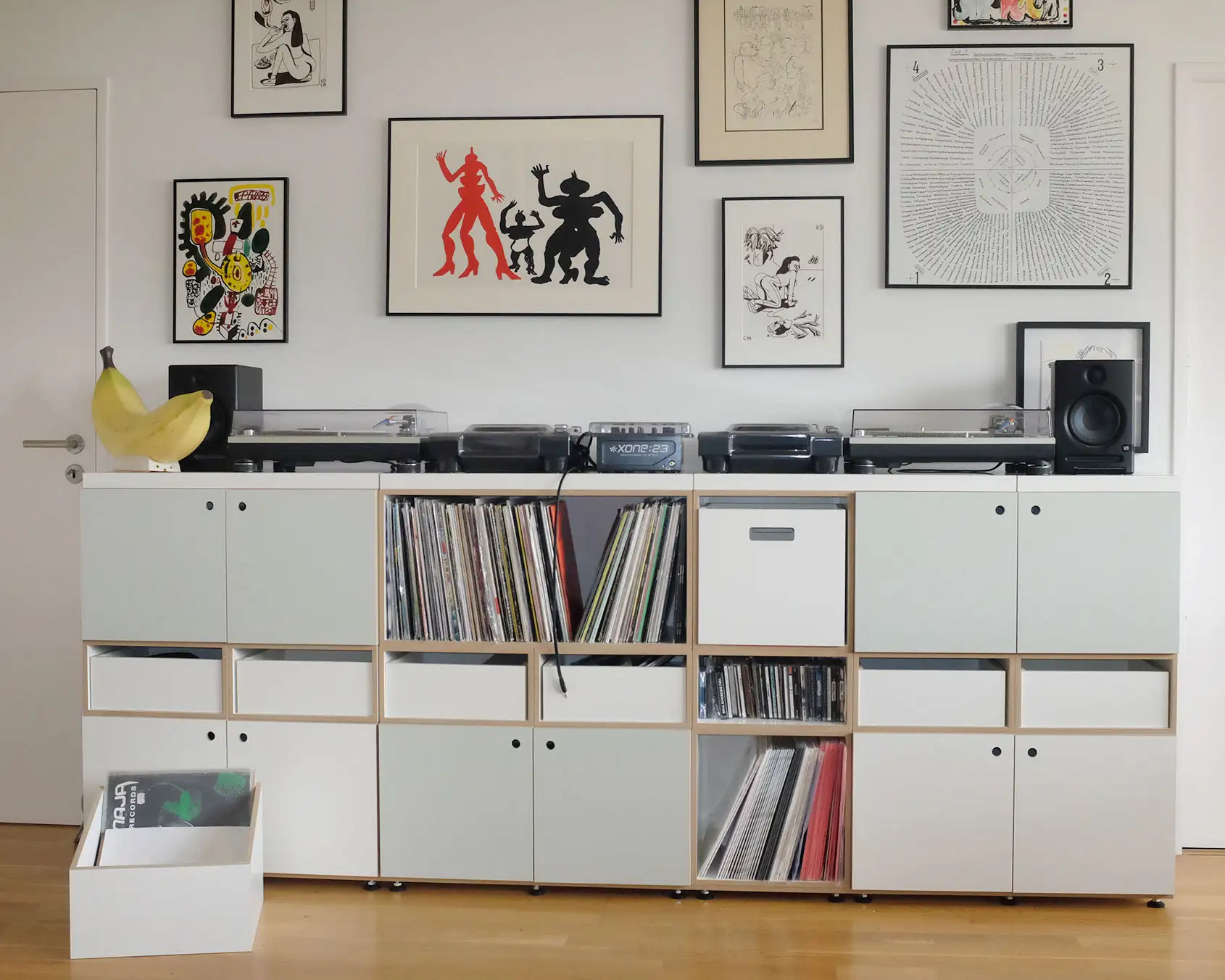 Koop, Schallplattenregale, LP-Box, Einschub, Dj Gigola, Turntables, eingerahmte Bilder, Pistazien