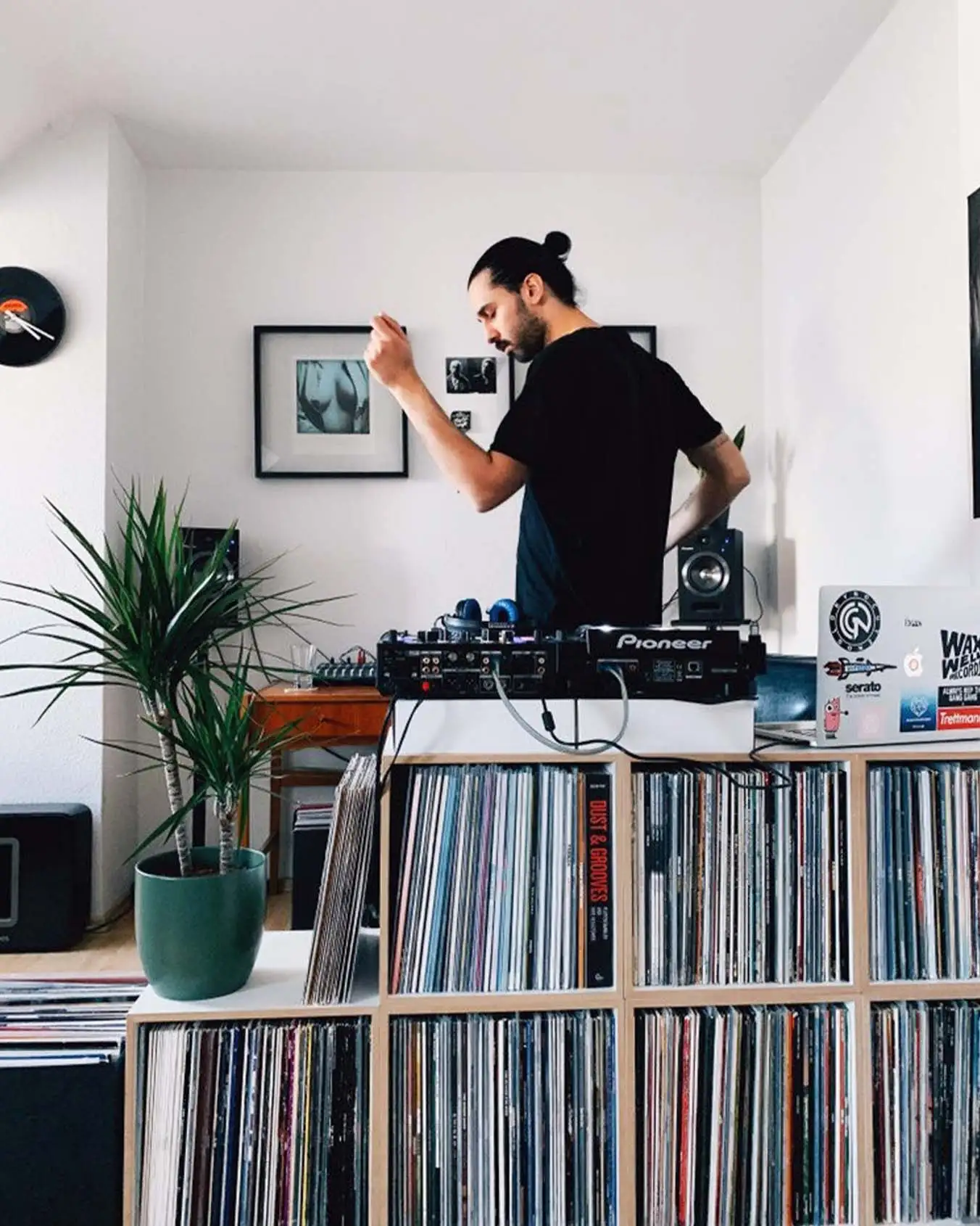 Kundenbilder, Schallplattenregal, DJ