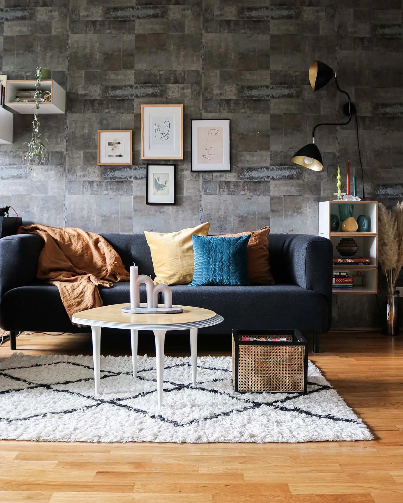 Kundenbilder, Wandregale