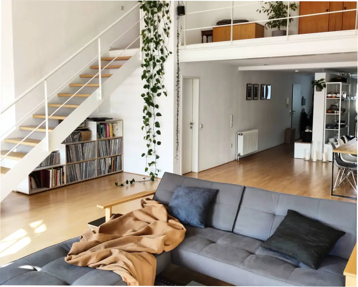 Koop, Kati, doppeltund3fach, Dachschräge, Schallplattenregal unter der Treppe