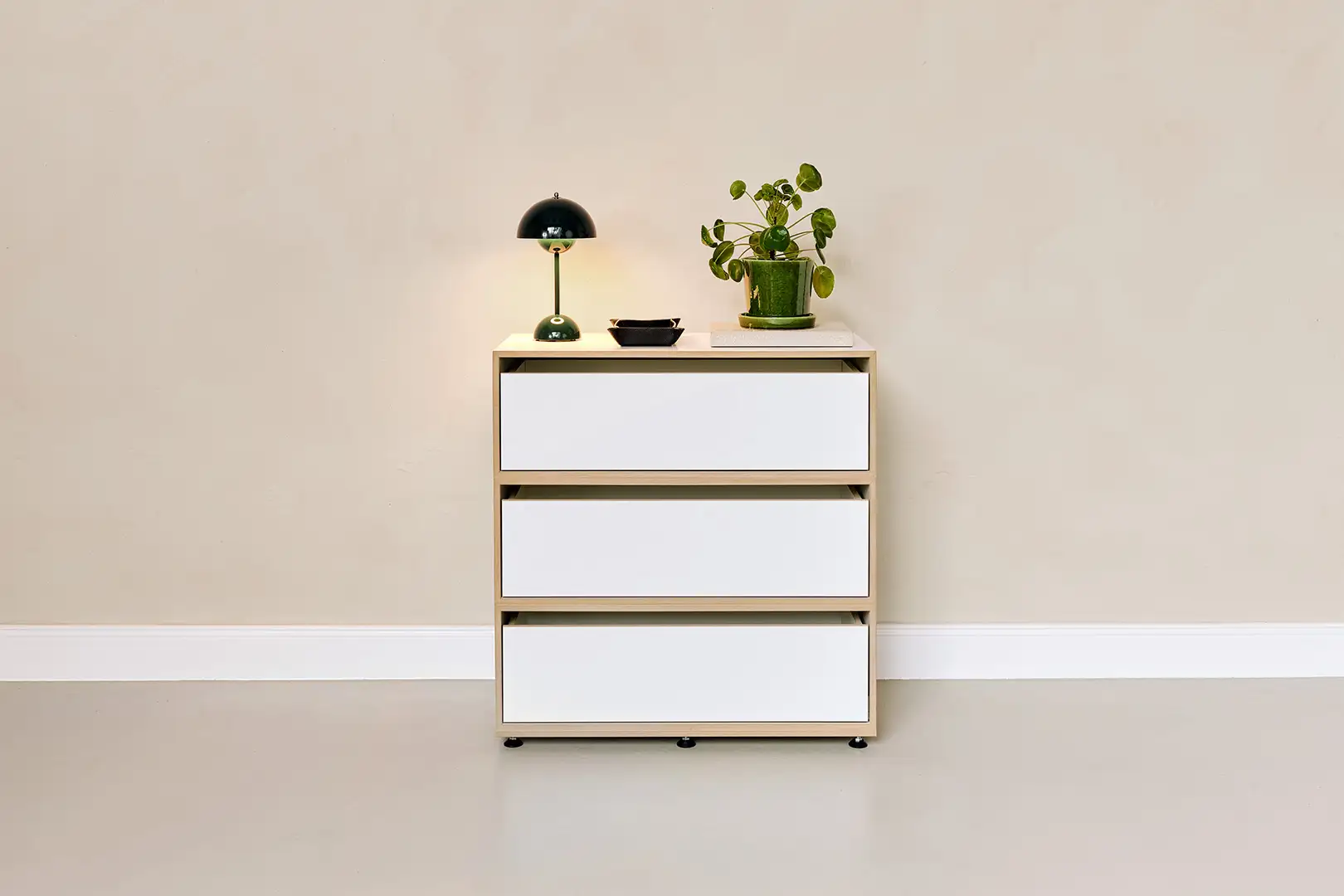 Kleine Kommode in weiß Kommoden, 2:3 Modul, Doppelte Breite, Schublade, weiß, &Tradition, Flowerpot, Lampe, Pilea, grün