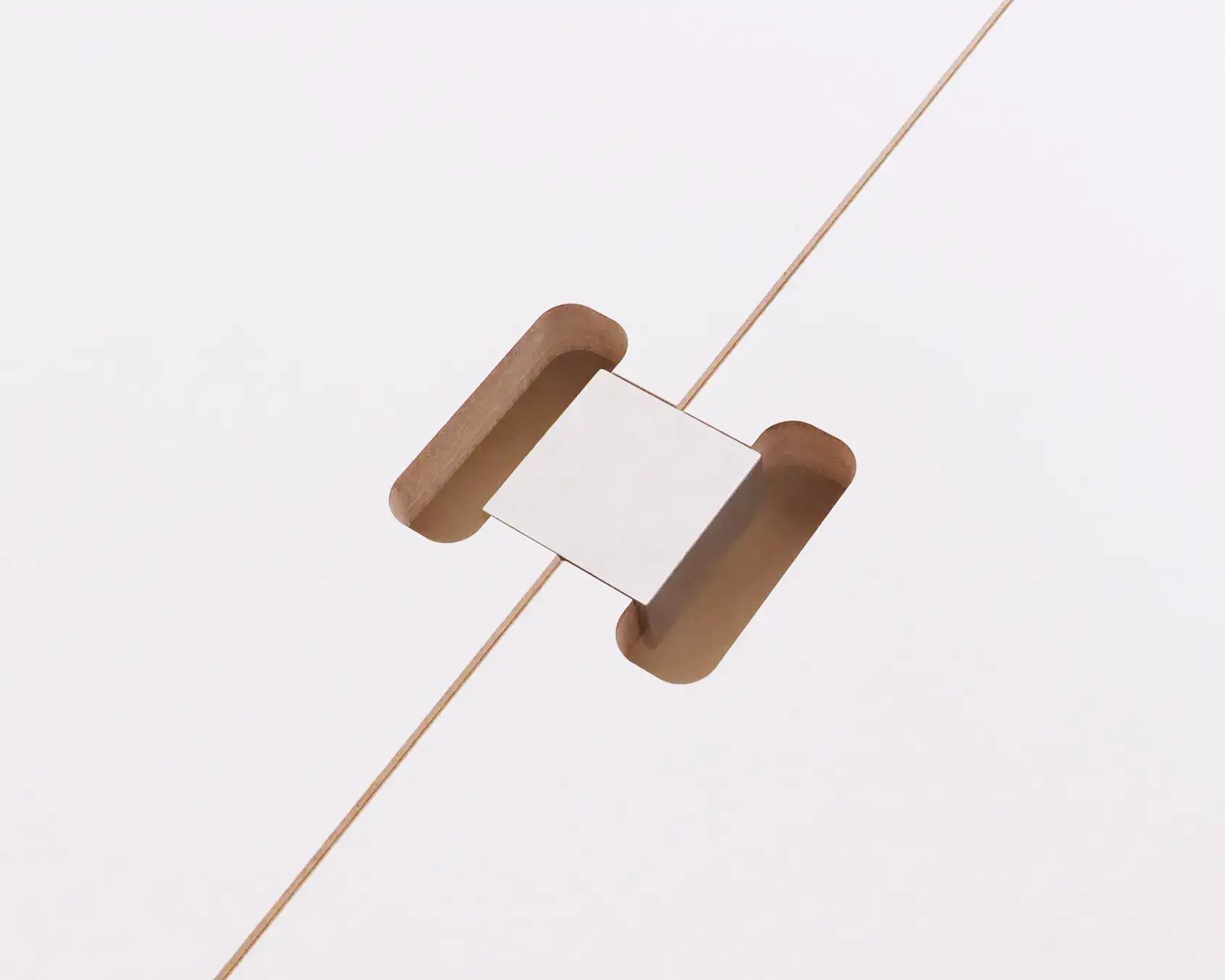 stocubo Grundplattenklammer Close-up of an aluminium base plate clip, securely connecting two MDF modular shelving base plates.