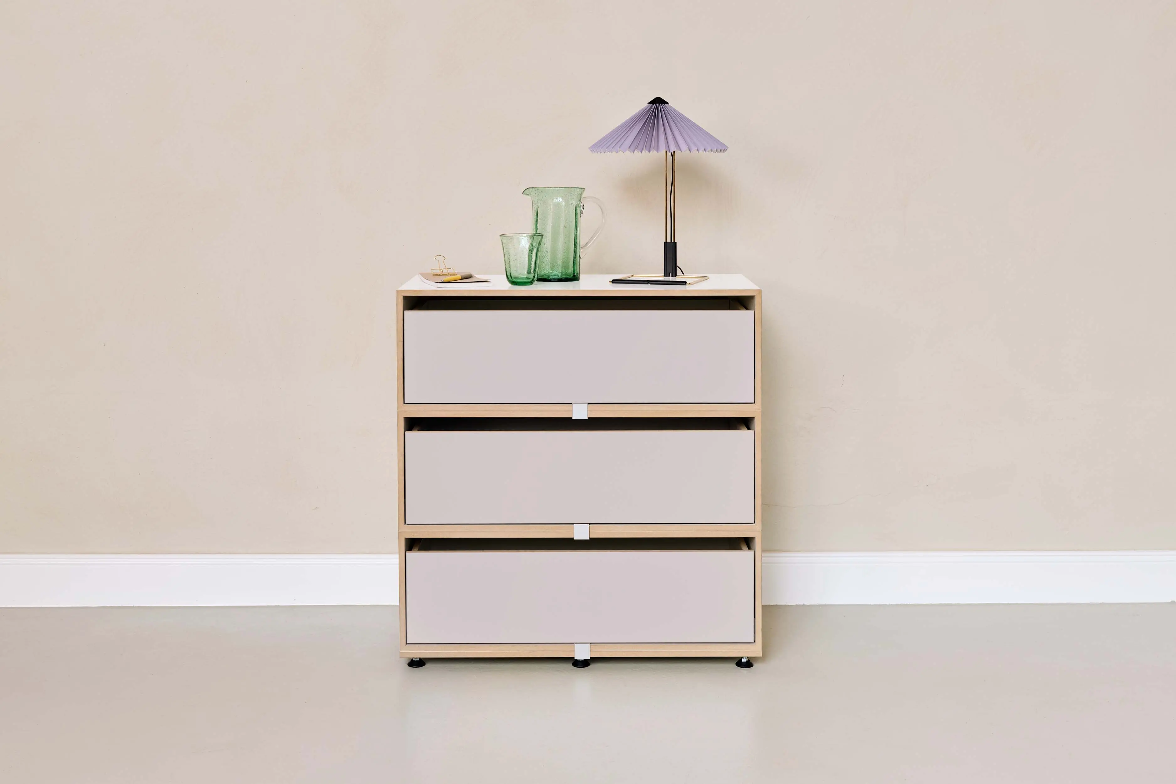 Kleine Kommode in Kaschmirgrau Kommoden, Schlafzimmerzimmer, Flur, Kommode, Kaschmirgrau,  2:3 Modul, Doppelte Breite, Schublade, Hay Matin Lampe