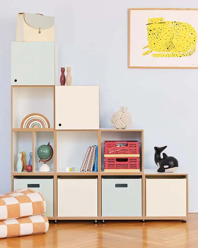 Kinderregale Kategorien, Kinder-Stufenregal, Einschübe, Türen, Pistaziengrün, Vanillegelb