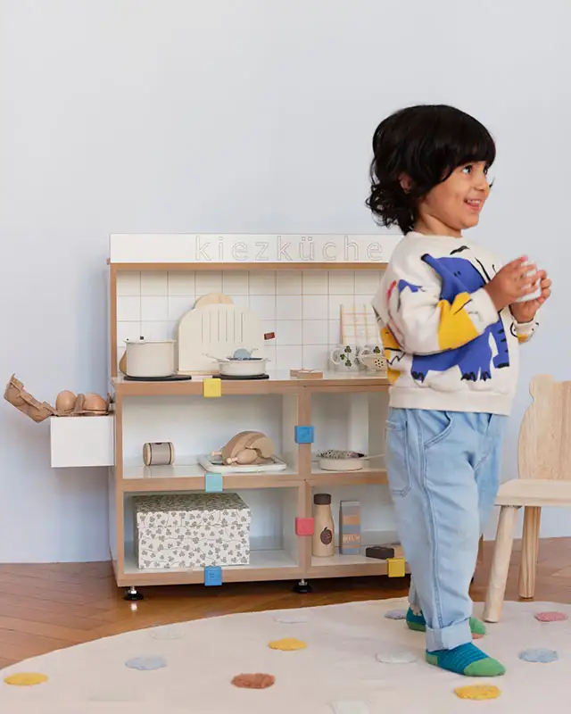 Regal-Kategorie, Kinderzimmer-4, home indoors person kitchen happy people adult shelf smiling room