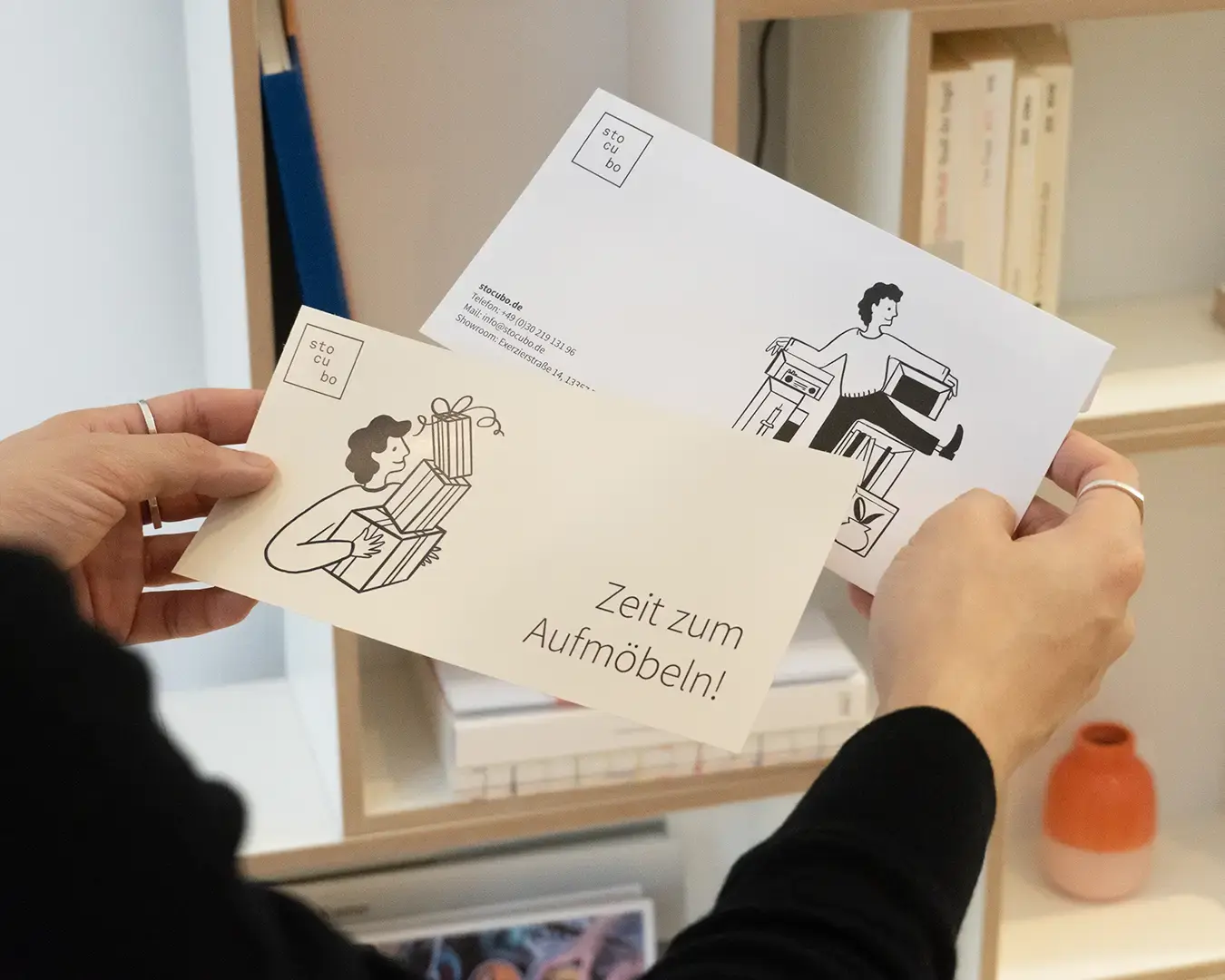 Gutschein, vanillegelb, Hände