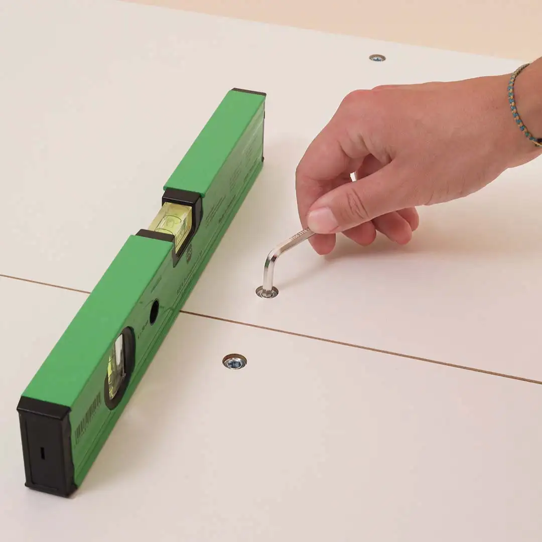 Anleitung, Modularer Schreibtisch L, XXL-Schreibtisch Aufbauanleitung, Grundplatte, Wasserwaage, Schritt 3