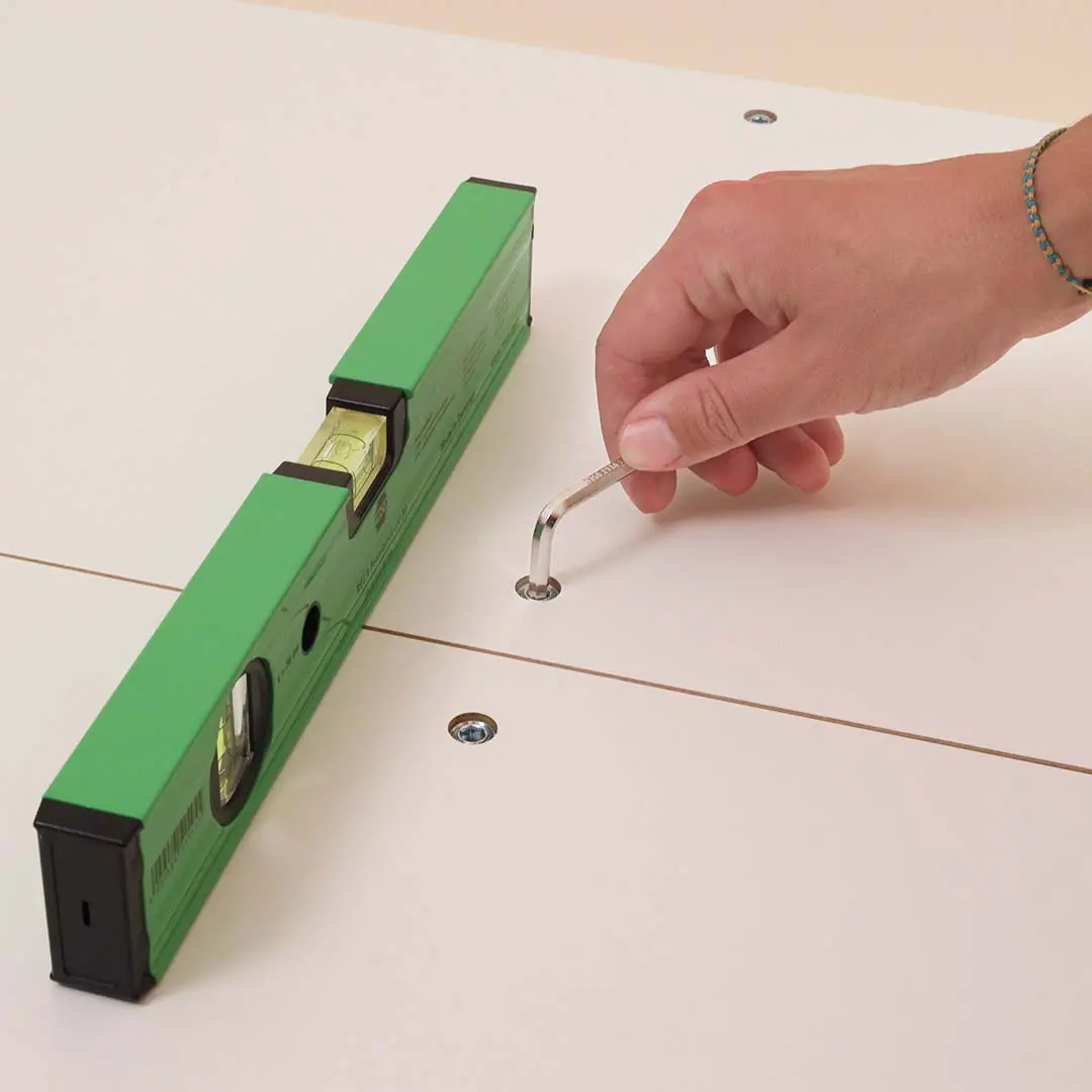 Schritt 3 Anleitung, Modularer Schreibtisch L, XXL-Schreibtisch Aufbauanleitung, Grundplatte, Wasserwaage, Schritt 3