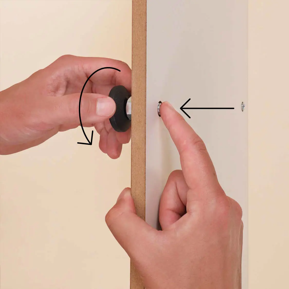 Schritt 1 Anleitung, Modularer Schreibtisch L, XXL-Schreibtisch Aufbauanleitung, Regulierschraube, Grundplatte, Schritt 1