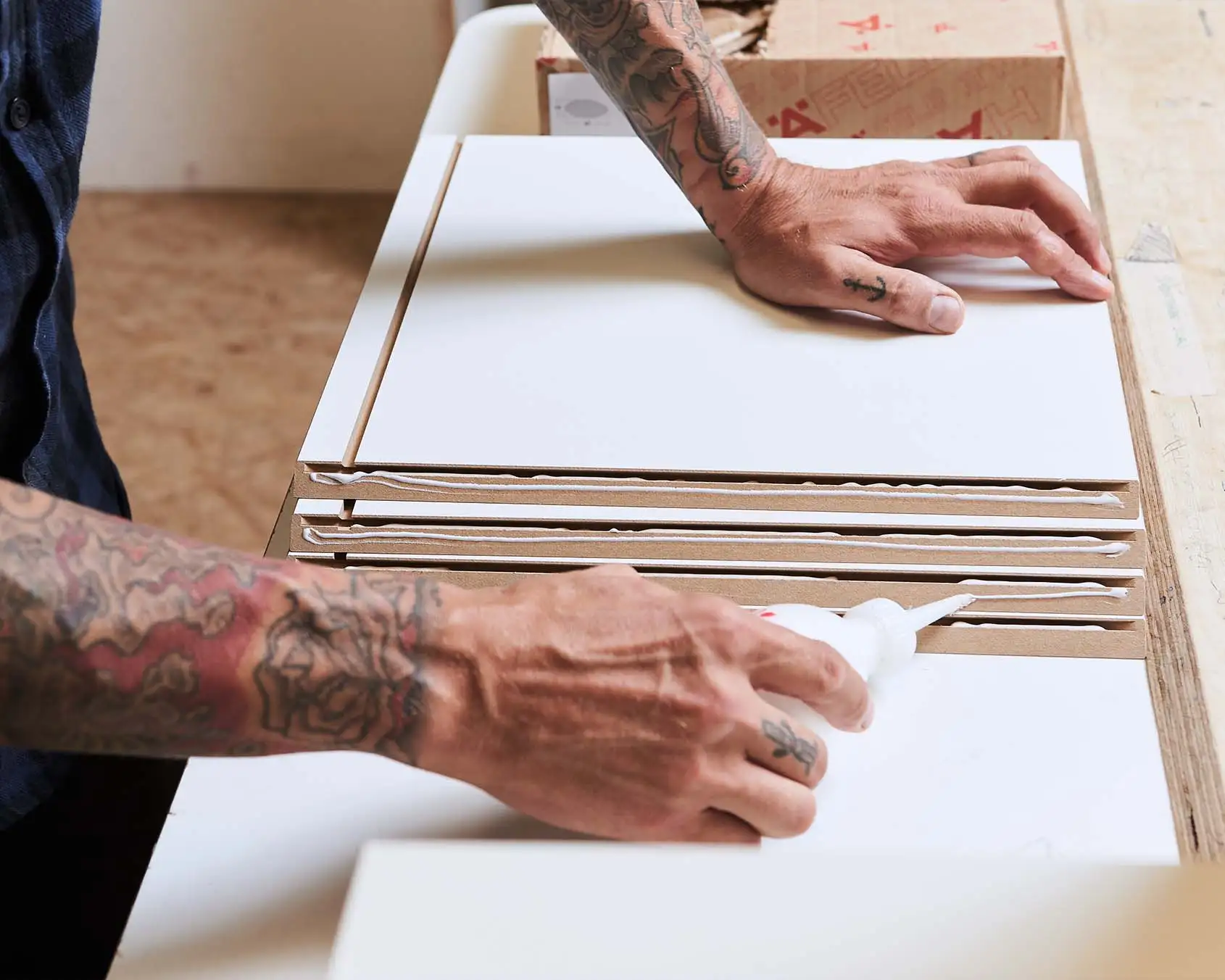 Werkstatt, Produktion, Handarbeit, Nachhaltigkeit, Fair, Prozess, Verleimen, Hände, Tattoo