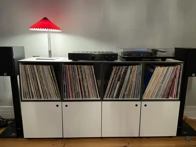 Symetrisches LP-regal mit schwarzen Kanten Blog, Schallplattenregale