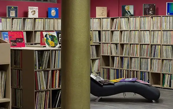 Schallplattenregale in der Vinyl Lounge Essen BLog, Tipps, Schallplattenregale in der Vinyl Lounge Essen