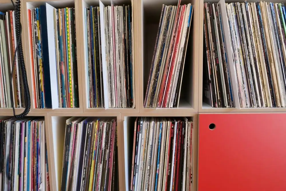 Schallplattenregal mit roten Türen Blog, Schweiz, rot