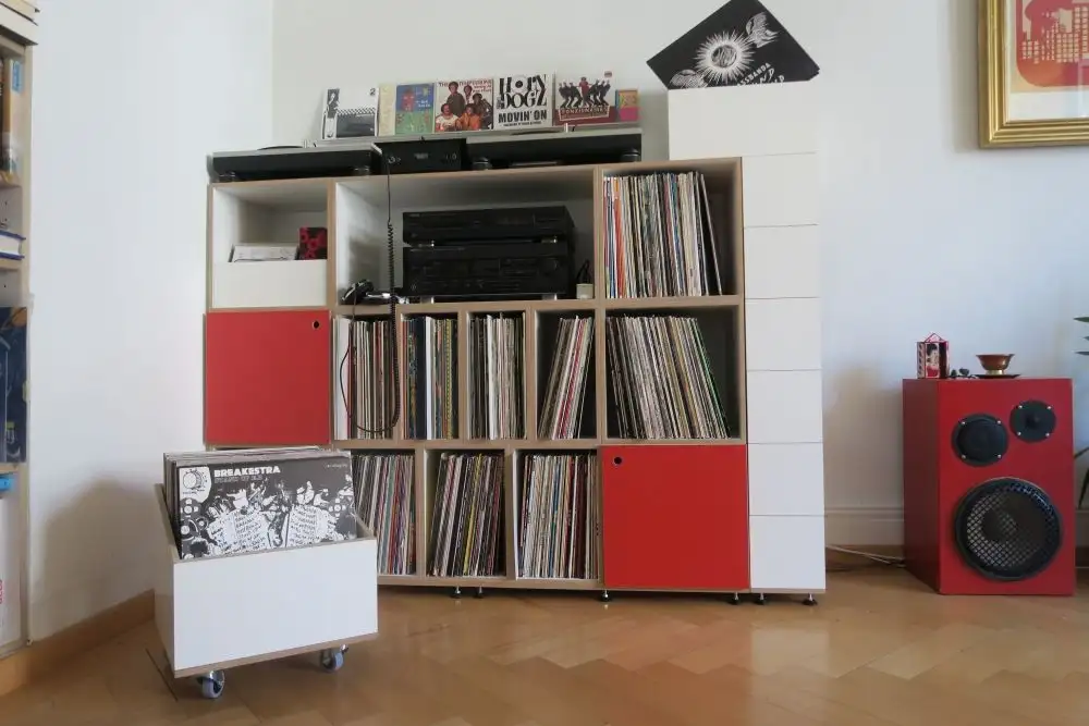 Schallplattenregal mit roten Türen Blog, Schweiz, rot