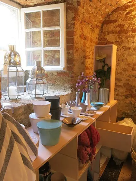 Mobiles Ladenregal zur Ausstellung von Wohnaccessoires Blog, Geschäftskunden, Ladenregale, Warenregale, weiß, rosa