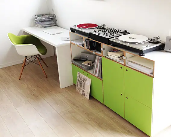 Blog, Weißes Schallplattenregal mit grünem Sideboard, Weißes Schallplattenregal, Sideboard, grün, Tür